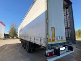 un camion semi-remorque garé sur le côté de la route