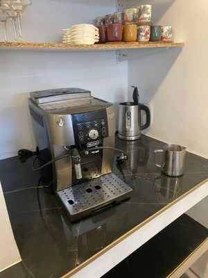une cafetière posée sur le comptoir d'une cuisine