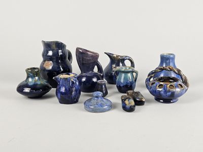 un grand nombre de vases posés sur une table