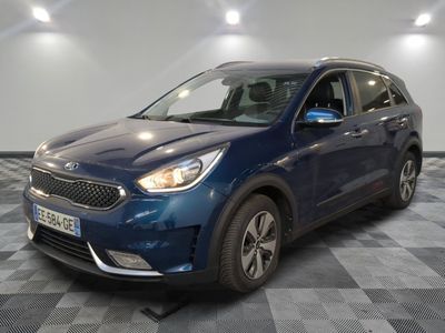 la voiture bleue est garée sur le sol en damier d'un garage