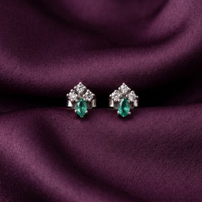 une paire de boucles d'oreilles en émeraudes et diamants, montées sur de la soie violette