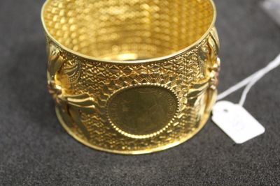 Gros plan sur un bracelet en or portant une étiquette