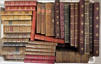 de nombreux livres anciens dans une boîte blanche posée sur une table