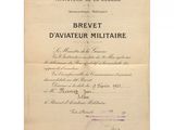 un vieux document sur lequel figure la photo d'un militaire