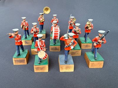 de nombreuses figurines représentant des hommes en uniforme jouant d'un instrument de musique