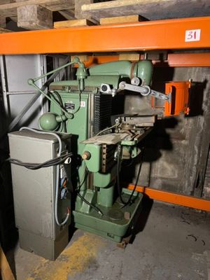 une machine qui se trouve à l'intérieur d'un bâtiment