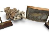 trois objets différents posés sur une surface blanche