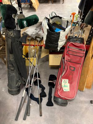 de nombreux types de clubs et de sacs de golf exposés en magasin