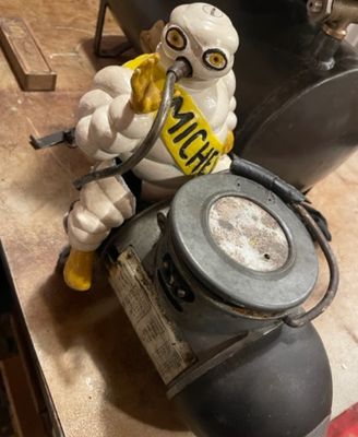 une figurine représentant un homme assis sur une table