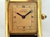 gros plan d'une montre-bracelet avec des chiffres romains