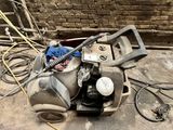 une photo montrant un tas de vieux appareils électroménagers dans un jardin