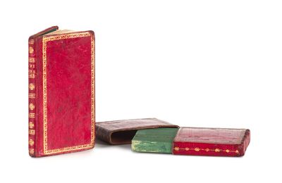 deux vieux livres posés l'un à côté de l'autre sur une surface blanche