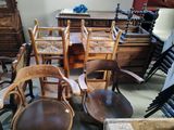 beaucoup de chaises et de tables dans une pièce avec beaucoup de meubles