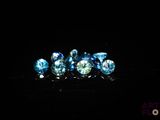 de très jolis diamants bleus sur un fond noir