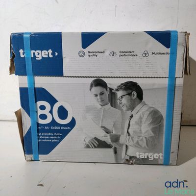 une boîte sur laquelle figure l'image d'un homme et d'une femme travaillant sur un ordinateur portable