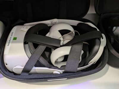 un étui noir contenant un casque