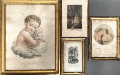 trois photos encadrées représentant un bébé tenant un ours en peluche, dans un cadre doré