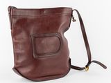 un sac en cuir marron avec une petite poche sur le devant