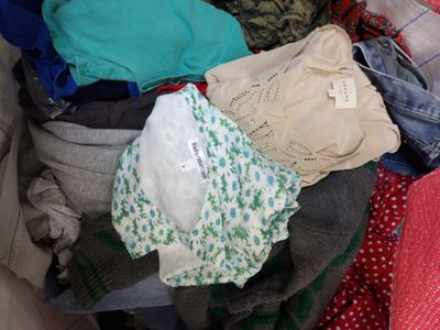 une pile de vêtements posée sur le sol
