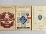 trois anciennes brochures publicitaires sont exposées sur un support blanc