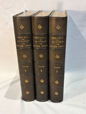 trois livres sont empilés sur une surface blanche