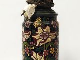 un vase surmonté d'un oiseau