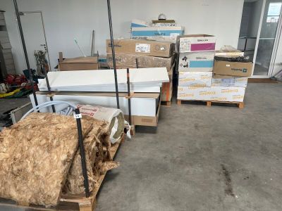 une pièce remplie de cartons, empilés sur une palette