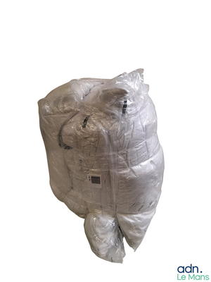 un grand sac contenant des sacs en plastique, lui-même emballé dans du plastique