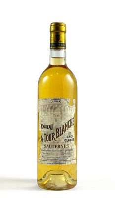 une bouteille d'alcool posée sur une surface blanche