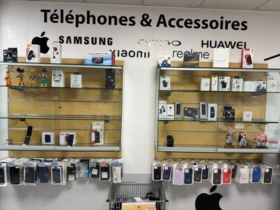 un présentoir de téléphones portables et d'accessoires proposés à la vente dans un magasin