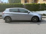 une voiture argentée garée sur le bord de la route