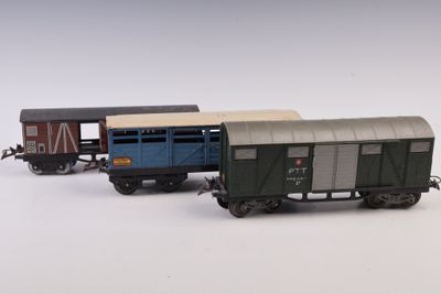 trois petits trains posés sur une surface blanche
