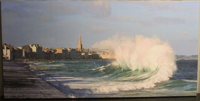 une photo d'une photo représentant une vague qui se brise sur la plage