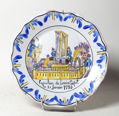 une assiette bleue et blanche décorée d'une peinture