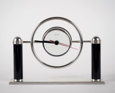une horloge posée sur un socle
