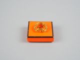 une boîte orange ornée d'un anneau doré