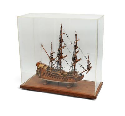 une petite maquette de bateau dans une vitrine