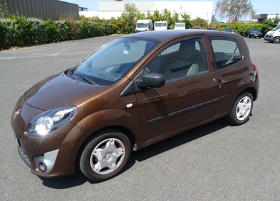 une petite voiture marron garée sur un parking