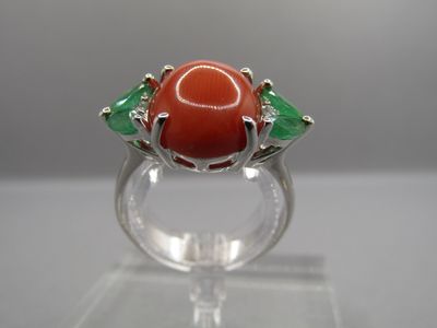 Bague en or gris 18K 750/1000 poinçon tête d'aigle, ornée de…