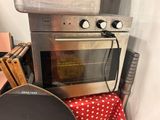 un four argenté sur lequel est posée une casserole
