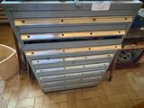 un grand établi en métal sur lequel sont posés de nombreux outils