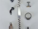 beaucoup de bijoux en argent sur une surface blanche