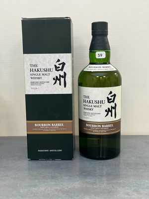 une bouteille de whisky posée sur une table à côté d'un coffret
