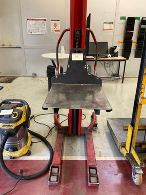 une machine posée sur une table dans une pièce