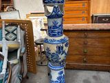 un grand vase bleu et blanc posé sur une table