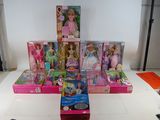 beaucoup de poupées Barbie posées sur une table blanche