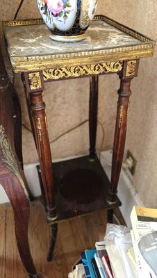 une table sur laquelle est posé un vase, à côté d'une chaise