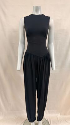 Le mannequin porte un haut et un pantalon noirs.