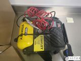 un pulvérisateur jaune et noir posé sur un comptoir en métal