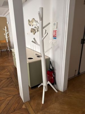 un porte-manteau blanc orné d'un arbre